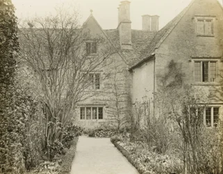 Kelmscott Manor: Trädgårdsfronten
