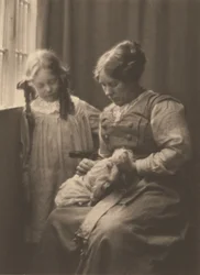 [Mrs Frederick H. Evans, Barbara Evans och dockan Phyllis]