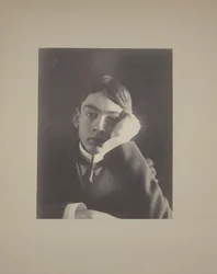 Pojke i kostym med handen mot ansiktet, ca 1896