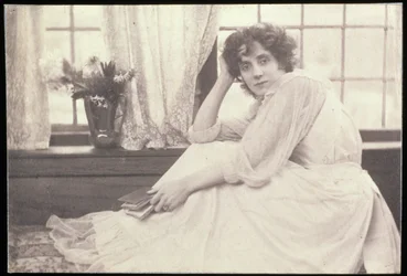 Porträttfotografi av Beatrice Stella Tanner (1865-1940), fru Patrick Campbell, av Frederick Hollyer (1837-1933).