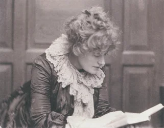 Porträttfotografi av Ellen Terry (1847-1928) som läser, av Frederick Hollyer (1837-1933) (sepiafoto)