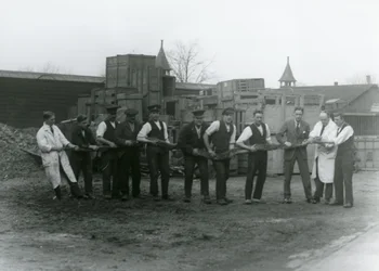 En 20 fot lång Python som bärs av elva medlemmar av Zoological Societys personal, London Zoo, 1924