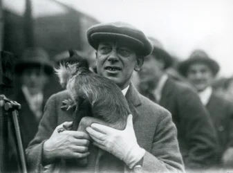 En svartkrönad Mangabey, möjligen fräknar, med sin förare, som deltar i en extern sändning från London Zoo, 1925