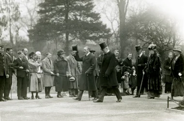 Kung George V, som lyfter på hatten för folkmassorna längst fram i sitt följe, under ett besök på London Zoo för att officiellt öppna akvariet, april 1924