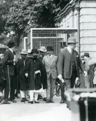 Sir Peter Chalmers Mitchell, med den etiopiske regenten Haile Selassie och hans följe, London Zoo, 1924