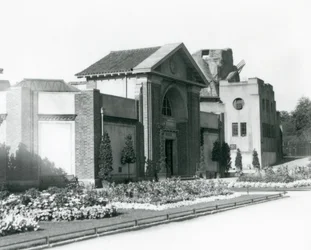 Reptilhuset i London Zoo år 1928 med formella blomsterbäddar längs gångarna till ingången