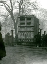 Transporterar kvinnlig asiatisk elefant Lukhi, i en trälåda, London Zoo, 1923