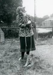 Två lejonungar med en ung kvinna på London Zoo i augusti 1925