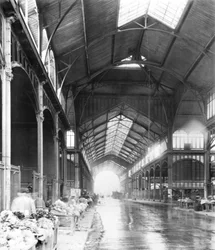 En täckt gång av Les Halles Central Market, Paris, c.1900