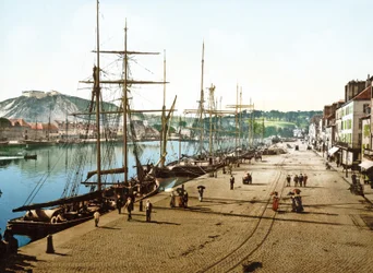 Båtar lade till i Cherbourg med det gamla fortet i bakgrunden, 1890-1900