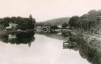 Bougival (Yvelines - 78 - Ile de France): Seines stränder sett från gångbron, i början av 1900-talet (s/v foto)
