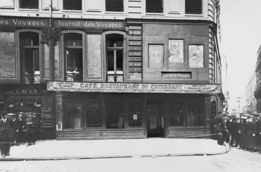 Café du Croissant efter mordet på Jean Jaurès, i hörnet av Rue du Croissant och Rue Montmartre, Paris, 1914