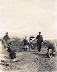 En bondefamilj flyr undan striderna, nära Boulogne-la-Grasse
