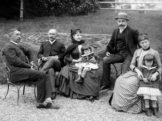 Familj av stadsbor som poserar i sin trädgård, nära Bourmont i Haute-Marne (Haute Marne), cirka 1880. Fotografi. Ducos samling.