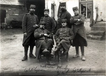 Första världskriget (1914-1918): telefonister och sekreterare för generalstaben för överste Debenedetti (?) gården Laroque nära Roye sur Matz (Roye-sur-Matz, Oise). mars 1915