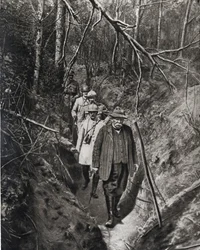 Första världskriget: "rådets ordförande Georges Clemenceau under ett av sina frekventa besök vid fronten tillsammans med sina generaler, korsar han en skyttegrav (tarm)" I "Spegeln"" 1918