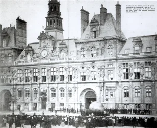 Uppblåsning av en ballong med kommunens deklarationer fästade vid den utanför Hotel de Ville, Paris, 3 maj 1871.
