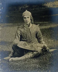 Nijinsky sitter med benen i kors, utklädd till prins Igor