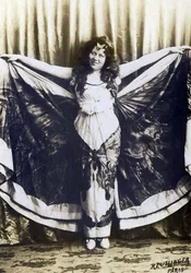 Porträtt av Loie Fuller (1862-1928), amerikansk komiker, sångerska, dansare.