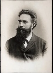 Porträtt av Wilhelm Conrad Roentgen eller Rontgen (1845-1923), tysk fysiker.