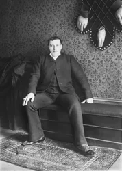Porträtt av man, Bourmont-regionen i Haute-Marne (Haute Marne), cirka 1880. Fotografi. Ducos samling.