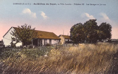 Vykort som föreställer Henri Desire Landrus hus (1869-1922) i Gambais (se 238390 för svartvitt fotografi)