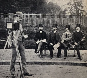 Scen från en fotografs liv, ""fotografen fotografering"". Fotografi, sent 1800-tal, Paris. Coll. Selva.