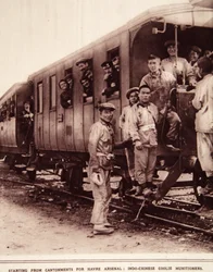 Utgående från Cantonments for Havre Arsenal: Indo-kinesiska coolies ammunitioners, illustration från The Illustrated War News, september 1916 (sepiafoto)