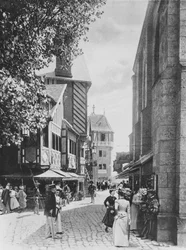 Rue des Vieilles Ecoles och kyrkan Saint Julien, i gamla Paris, vid Exposition Universelle 1900