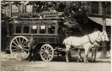 Patache (kollektiv hästvagn) på Pantheon Place Courcelles-linjen, Paris, med patachon (vagn) och mottagare. Vykort från början av XX-talet.