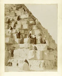 Turister vid den stora pyramiden i Giza