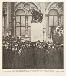 Avtäckning av ett monument uppfört av sovjeterna till minne av en av Alexander II:s mördare, ur Histoire des Soviets, utgiven 1922