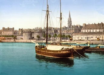Utsikt över den muromgärdade staden St Malo från hamnen, 1890-1900