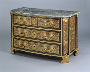 En Ludvig XIV Kommode, ca 1710 (polykrom sköldpaddsskal och mässingsinlägg)