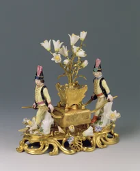 En Louis XV parfymbrännare, ca 1745 (ormolu och porslin)
