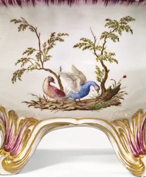Vincennes cirkulär terrin med två handtag, lock och stativ, ca 1750 (porslin)