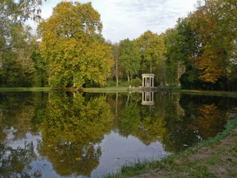 Utsikt över slottet: trädgårdarna med Temple de Venus