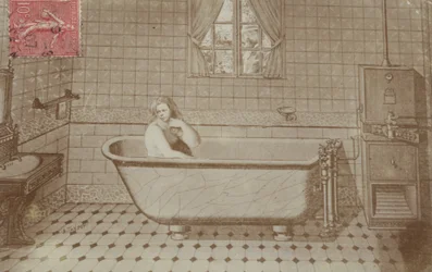 En kvinna i badet i ett badrum (collage)