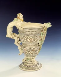 Aiguiere i fin fajans av Saint Porchaire. Viken är formad av en faunafigur. Egouen från 1500-talet, renässansmuseum