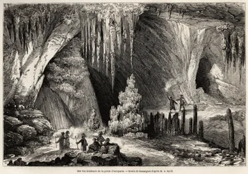 En inre vy av grottan i Antiparos, ö i Kykladerna, teckning av Emile Rouargue (ca 1895-1865), för att illustrera E.A.Spolls besök i grottan i Antiparos, 1859. Gravyr i "Le tour du monde" 1861. Selvas samling.