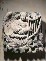 Ängelmusiker som spelar harpan (basrelief)