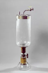 Apparat för att studera gas, designad av Antoine Laurent de Lavoisier (1743-94) (metall & glas)