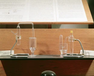 Apparat som användes av Jean Frederic (1900-58) och Irene Joliot-Curie (1897-1956) för att upptäcka artificiell radioaktivitet, ca 1934