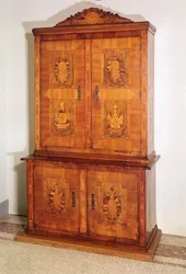 Armoire med intarsia som visar franska revolutionära motiv och slogans, slutet av 1700-talet (inlagt trä)