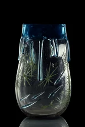 Art France: vas realiserar v. 1875-1878 i tonat glas med gravdekor och enamaille. Paris, Musée d