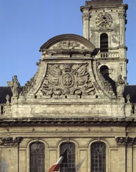 Barockarkitektur: fasaden på Hotel de Ville (1717 - 1721) av Heroguelle. Fronton som visar stadens vapen "" Örnnäbb och spik""" omgiven av två statyer som symboliserar rättvisa och kraft. Aire sur la liys (Aire-sur-la-Lys), Pas de Calais (Pas-d)