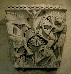 Kapital som föreställer en man som skjuter en pil i halsen på en annan, c.1125-30 (kalksten)