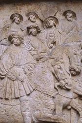 Ristade stenrelief på innergården föreställande Field of Cloth of Gold, från Hotel de Bourgtheroulde, Rouen, Normandie, 1501-37