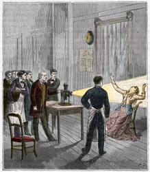 Katalepsi producerad under påverkan av ljus - Den franske neurologen Jean Martin Charcot (1825-1893) studerar fenomenet hypnos hos en patient på Salpetrieres sjukhus med hjälp av en trolllykta - Katalepsi - Jean Martin Charcot (1825-1893), fransk neu