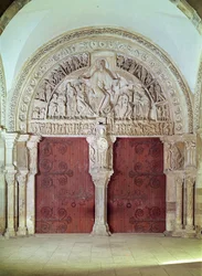Centralportal i Narthex i kyrkan Sainte-Madelaine, med relief av pingstdagen i Tympanum, ca 1150
